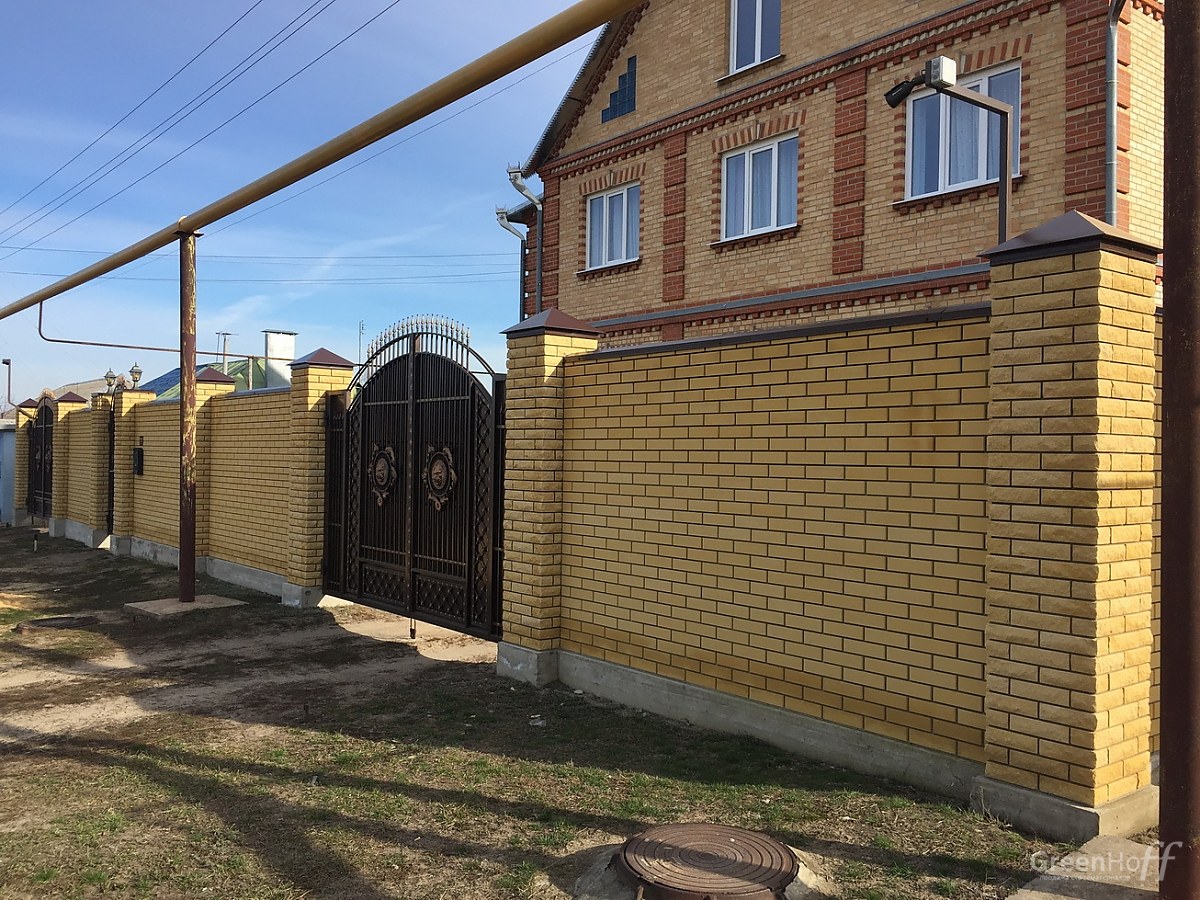 Сочетание забора с домом и крышей. Установка заборов под ключ в Москве в компани